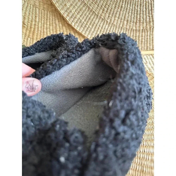 Zizor women’s size 9 black fuzzy Slippers - Picture 4 of 8